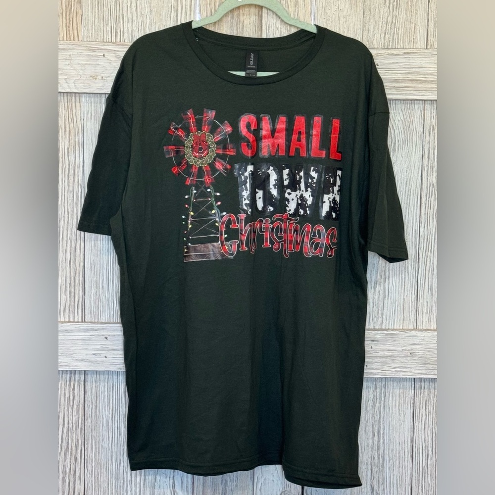 Gildan “Small Town Christmas” Graphic on A Dark Green Short Sleeve Tee. Sz XL